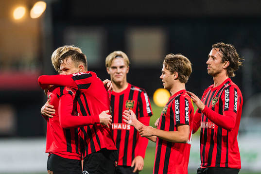 Brommapojkarnas Oscar Krusnell jublar med lagkamrater