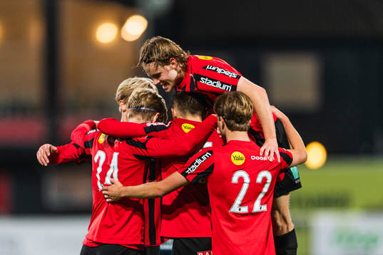 Brommapojkarnas Oscar Krusnell jublar med lagkamrater