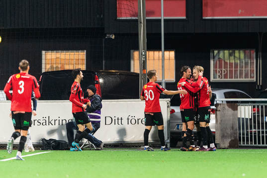 Brommapojkarnas Philip Hellqvist jublar med lagkamrater
