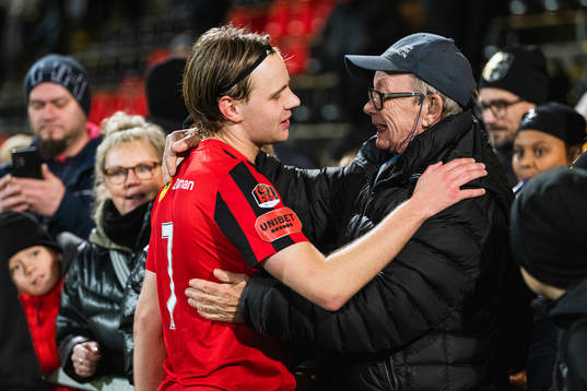 Brommapojkarnas Oscar Pettersson firar