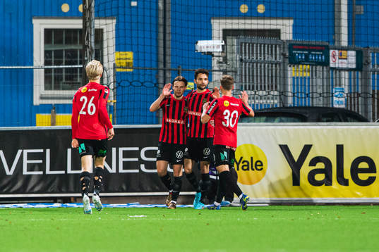 Brommapojkarnas Oscar Pettersson jublar med lagkamrater