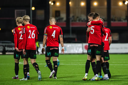 Brommapojkarnas Oscar Krusnell jublar med lagkamrater