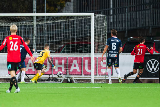 Brommapojkarnas Philip Hellqvist gör 2-1