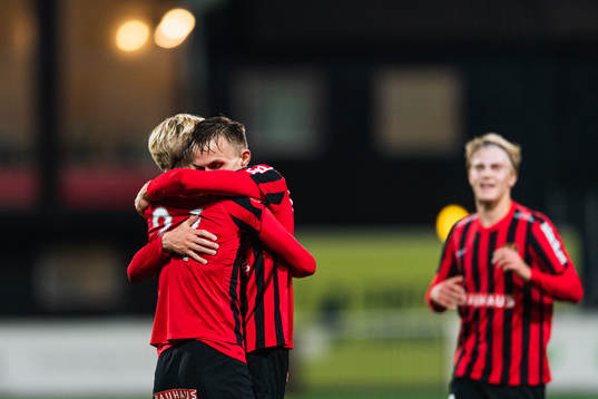 Brommapojkarnas Oscar Krusnell jublar med Theo Bergvall