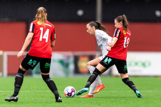 Brommapojkarnas Frida Thörnqvist och Ida Bengtsson mot FC