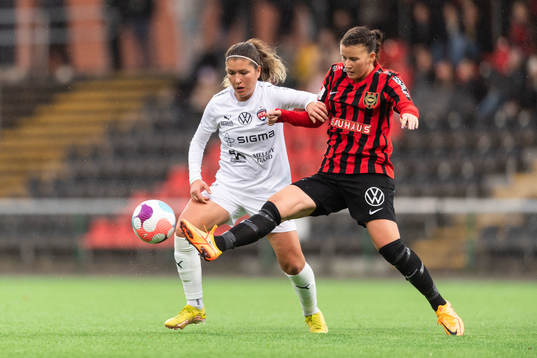 FC Rosengårds Loreta Kullashi och Brommapojkarnas Frida