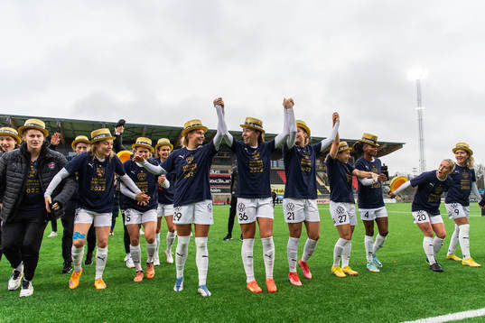 FC Rosengårds spelare jublar