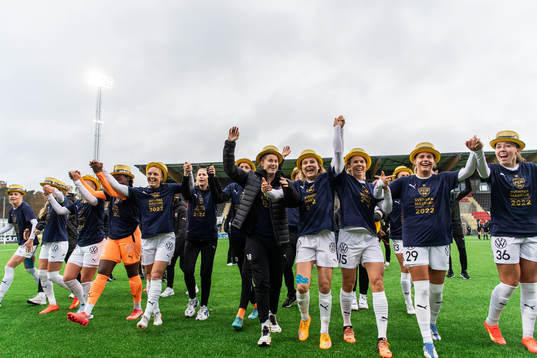 FC Rosengårds spelare jublar