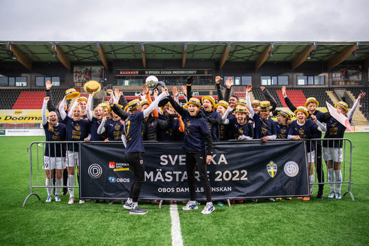FC Rosengårds spelare jublar med Kronprinsessan Victorias