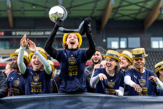 FC Rosengårds spelare jublar med Kronprinsessan Victorias