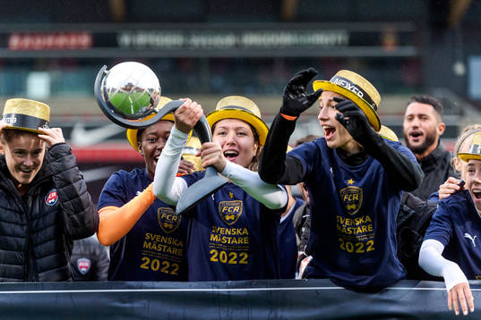 FC Rosengårds spelare jublar med Kronprinsessan Victorias