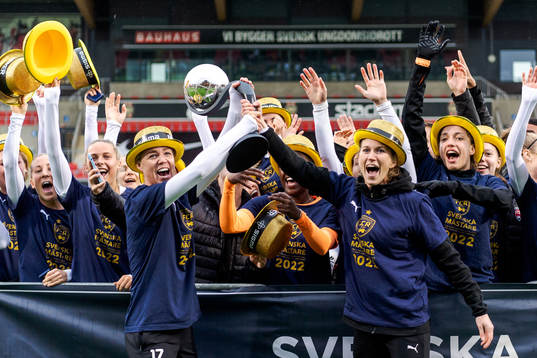 FC Rosengårds spelare jublar med Kronprinsessan Victorias