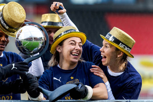 FC Rosengårds Gina Chmielinski och Jessica Wik jublar med