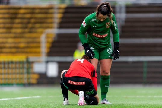 Brommapojkarnas Shannon Woeller och målvakt Lovisa Koss