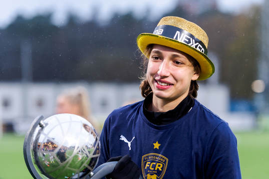 FC Rosengårds målvakt Somea Polozen jublar med