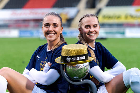 FC Rosengårds Gudrun Arnardottir och Ria Noora Minerva