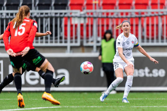Brommapojkarnas Vaila Barsley och FC Rosengårds Olivia