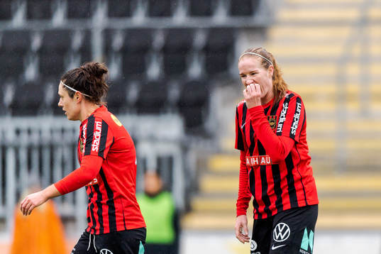Brommapojkarnas Shannon Woeller och Vaila Barsley deppar
