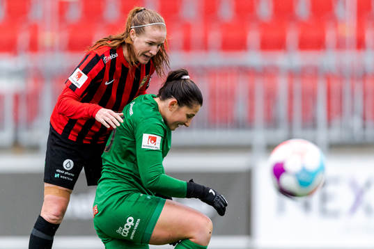 Brommapojkarnas Vaila Barsley och målvakt Lovisa Koss
