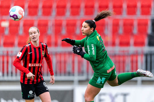 Brommapojkarnas Vaila Barsley och målvakt Lovisa Koss