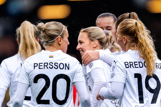 FC Rosengårds målskytt Mimmi Larsson jublar med laget