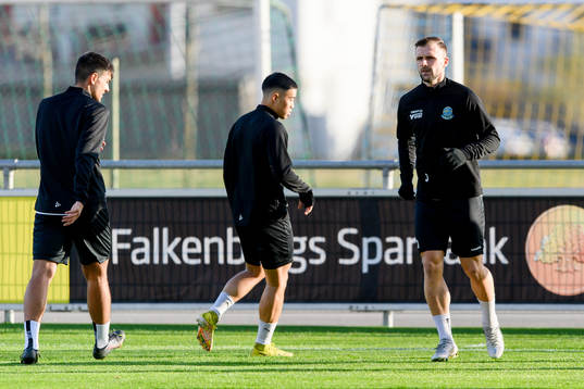 Lunds BKs spelare värmer före fotbollsmatchen i Ettan