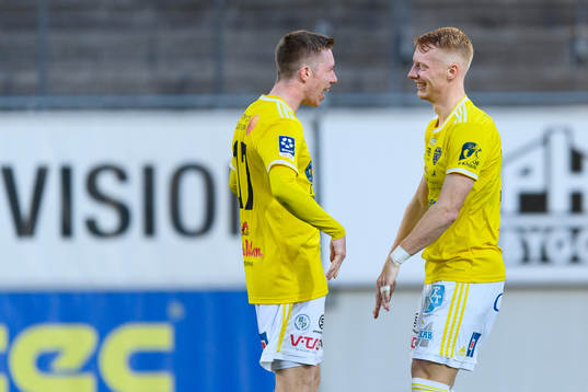 Falkenbergs Wilhelm Ärlig jublar med Lucas Sibelius