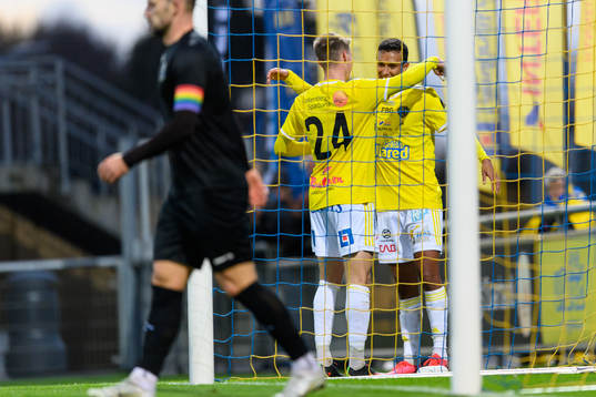Falkenbergs Taylor Silverholt och Oliver Hintsa jublar