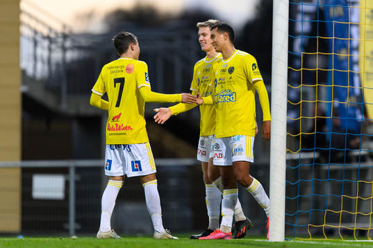 Falkenbergs Taylor Silverholt och Oliver Hintsa jublar med