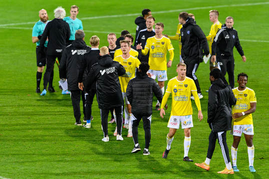 Falkenbergs spelare jublar