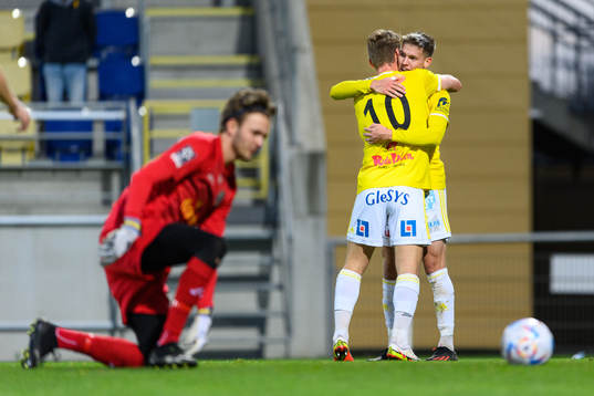 Falkenbergs Robin Hofsö och Taylor Silverholt jublar