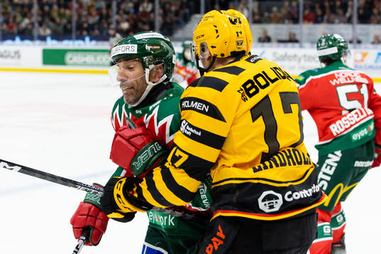 Frölundas Joel Lundqvist tacklar Skellefteås Pär Lindholm