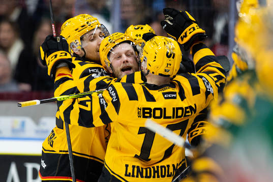 Skellefteås Oscar Möller jublar med lagkamrater