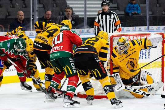 Frölundas Joel Lundqvist i kamp framför Skellefteås