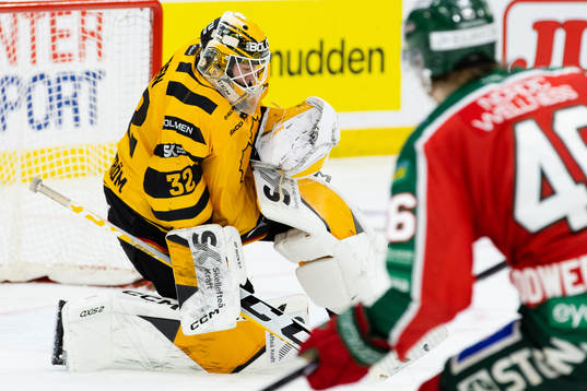 Skellefteås målvakt Linus Söderström räddar ett skott