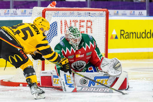 Skellefteås Oscar Möller och Frölundas målvakt Lars
