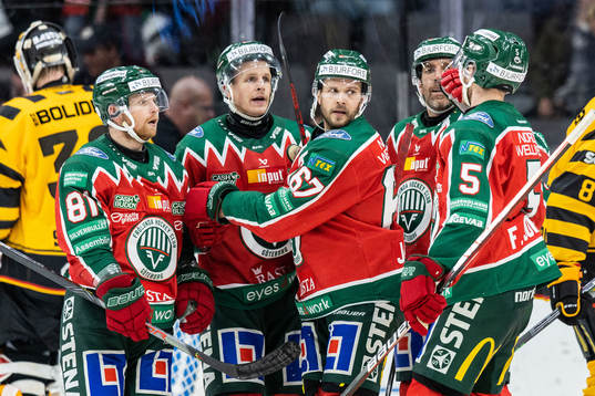 Frölundas Max Friberg jublar med lagkamrater