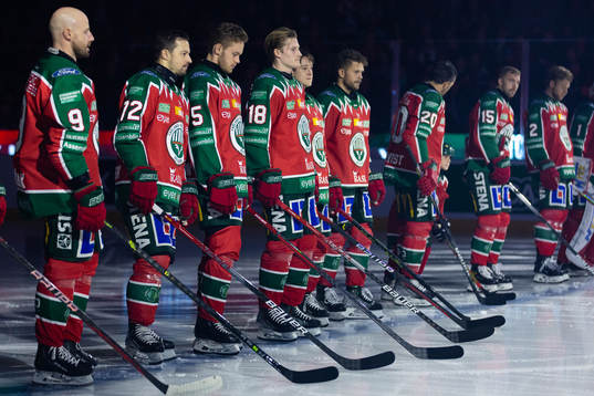 Frölunda på line up innan ishockeymatchen i SHL mellan