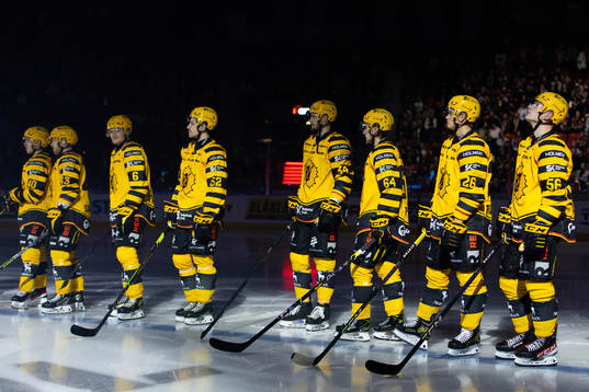 Skellefteås spelare på line up innan  ishockeymatchen i