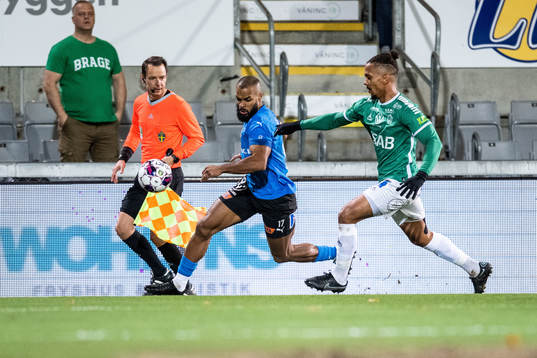 Halmstads Phil Ofosu-Ayeh och Brages Seth Hellberg