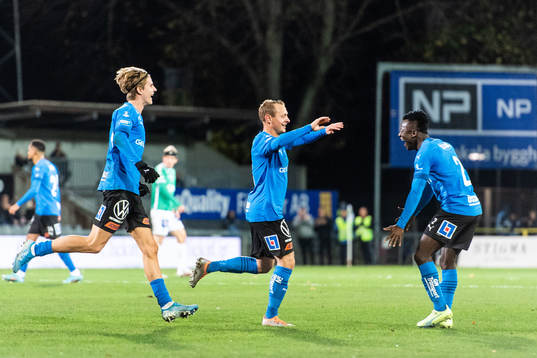 Halmstads Joel Allansson jublar med Thomas Boakye