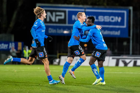 Halmstads Villiam Dahlström och Thomas Boakye jublar