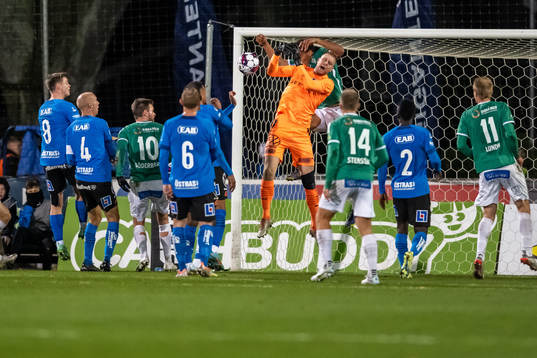 Brages Eirik Asante Gayi och Halmstads målvakt Malkolm