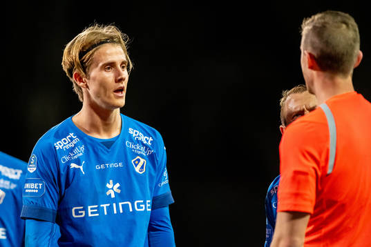 Halmstads Erik Ahlstrand reagerar mot ett domslut