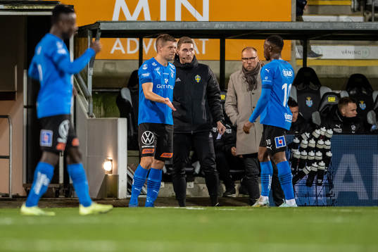Halmstads Mikael Boman bytes in och Sadat Karim  utgår