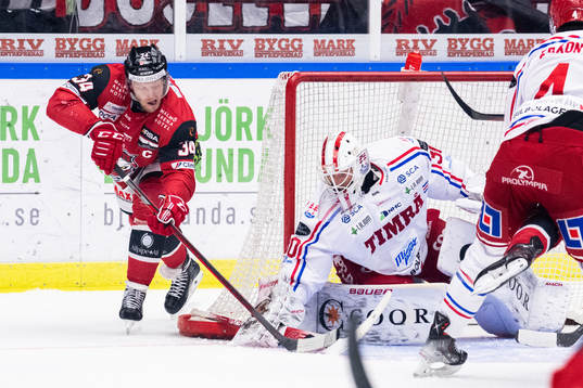 Malmö Redhawks Carl Söderberg oroar mot Timrås målvakt