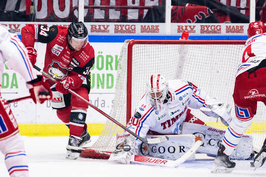 Malmö Redhawks Carl Söderberg oroar mot Timrås målvakt