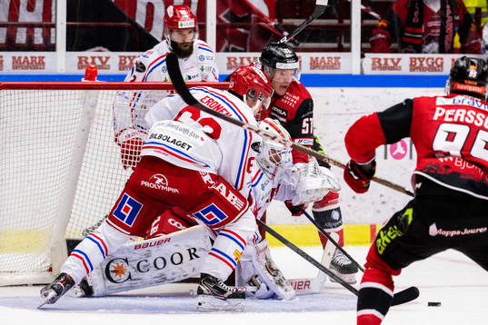 Malmö Redhawks Emil Sylvegård oroar mot Timrås målvakt