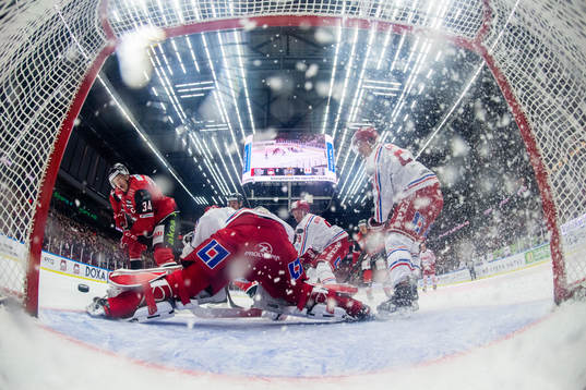 Malmö Redhawks Carl Söderberg oroar mot Timrås målvakt
