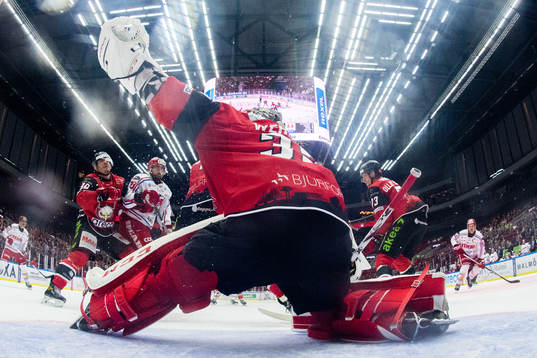 Malmö Redhawks målvakt Adam Werner gör en räddning